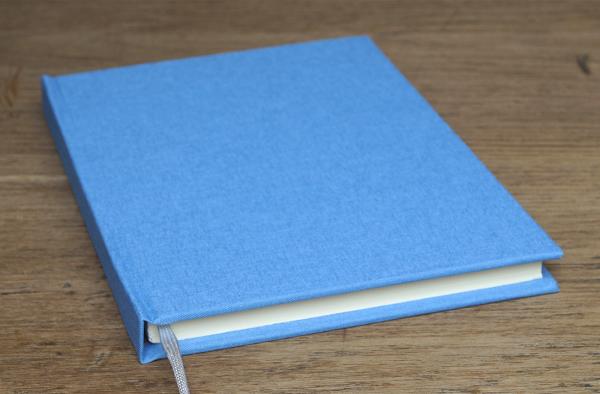 Fine linen cover light blue Papeterie Schreibweise
